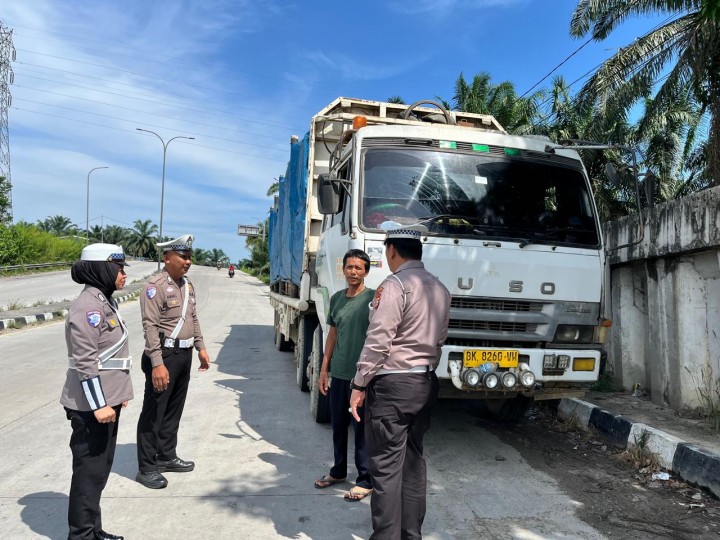 Tegas dan Humanis, Polsek Kandis Sosialisasikan Bahaya ODOL di Jalur Padat Pekanbaru–Duri