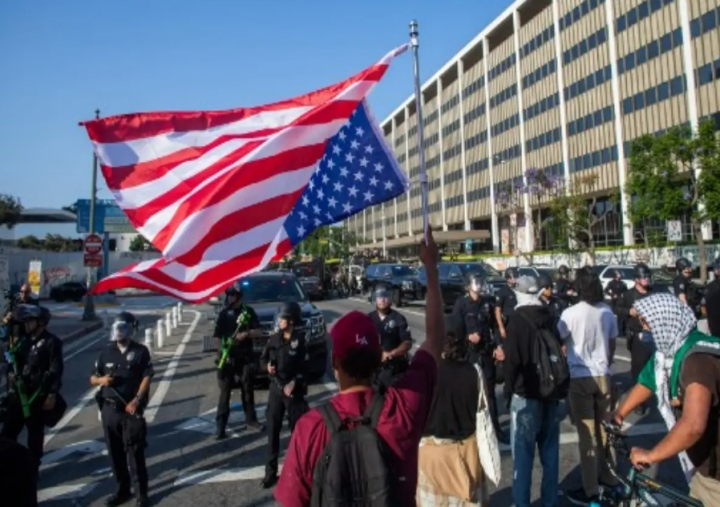 Protses Los Angeles: Trump Kecam Demonstran yang Membakar Bendera AS