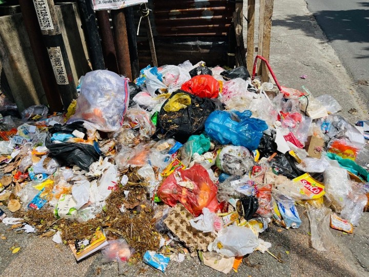 Empat Hari Tak Diangkut, Warga Jalan Durian Ngeluh Tumpukan Sampah di Depan Indomaret