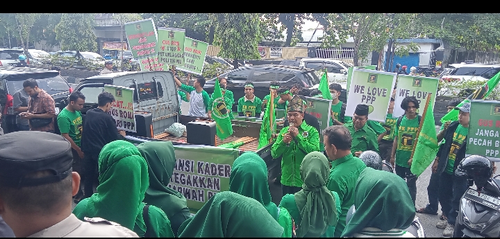 Dinilai Pecah Belah Partai, Ratusan Kader PPP Riau unjuk rasa Minta Pecat Romahurmuzy