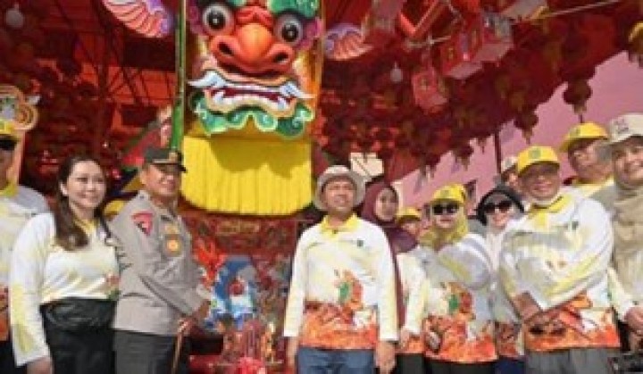Meriah dan Penuh Makna, Gubernur Riau dan Istri Hadiri Festival Bakar Tongkang 2025