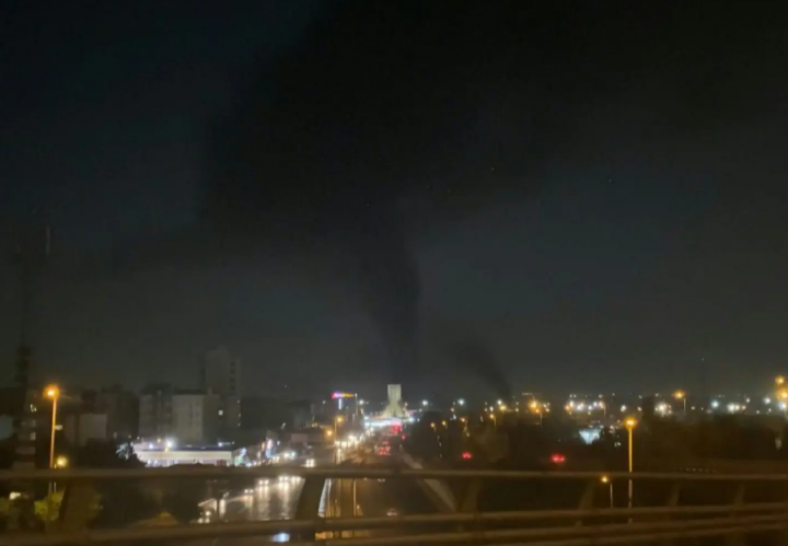 Kebakaran dan Asap Tebal Mengepul dari Bandara Mehrabad di Teheran Setelah Serangan Israel