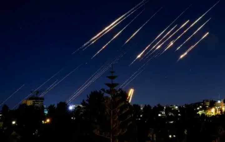 Houthi Yaman Klaim Targetkan Israel dengan Rudal Balistik yang Dikoordinasikan dengan Iran