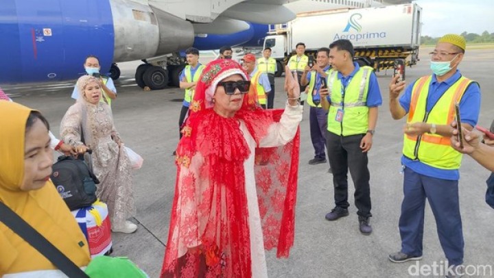 Hebohnya Pakaian Jemaah Haji Sulsel saat Pulang ke Indonesia 