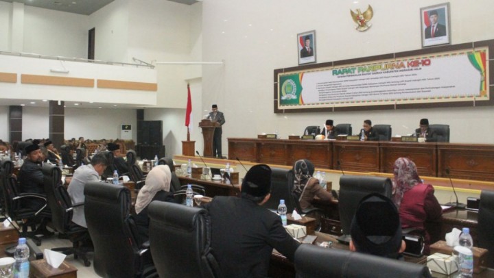 Ketua Dewan Perwakilan Rakyat Daerah (DPRD) Kabupaten Indragiri Hilir (Inhil), Iwan Taruna, memimpin langsung Rapat Paripurna ke-10 tahun 2025 yang berlangsung di Gedung Utama DPRD Inhil, Jalan HR Soebrantas, pada Senin (28/4/2025).