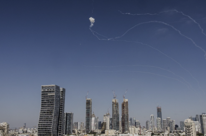 Iran Langsung Lawan Balasan Serangan AS, Bombardir 10 Titik di Israel 