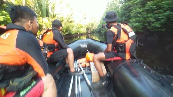 Sampan Bermuatan Kayu Bakau Tenggelam, Warga Desa Pematang Duku Bengkalis Tenggelam