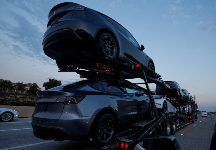 Eropa Mengerem Tesla Saat Pesaing dan Mobil Hibrida China Melonjak