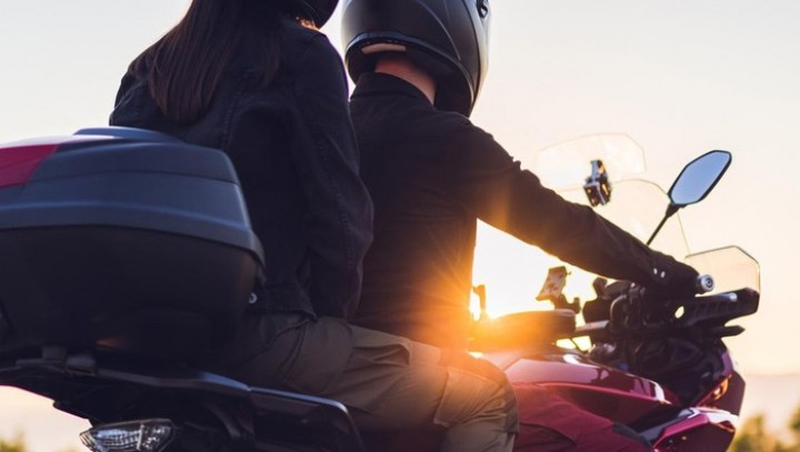 Kebiasaan Naik Motor Seperti Ini Bisa Bikin Bapak-bapak Susah Punya Anak   