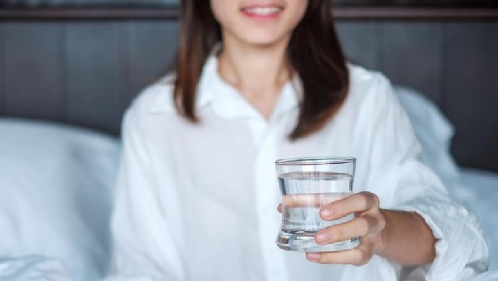 Minum Air Putih sebelum Tidur Disebut Bikin Ginjal Rusak, Dokter Ungkap Faktanya
