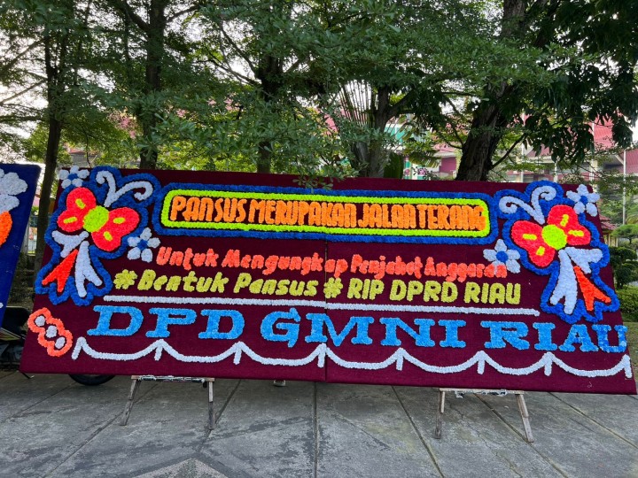 Papan Bunga Berjejer Depan DPRD Riau, Cipayung Plus Desak DPRD Bentuk Pansus LHP BPK RI