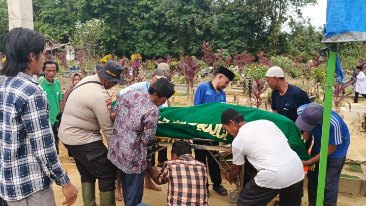 Bhabinkamtibmas Hadiri Pemakaman Warga di Tualang, Bukti Polri Hadir dengan Hati
