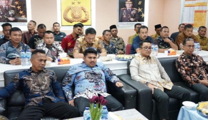 Wakil Ketua DPRD Nobar Wayang Kulit Sempena HUT Bhayangkara ke 79