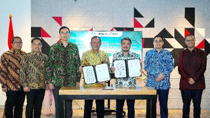 Direktur Utama Pertamina New & Renewable Energy (Pertamina NRE) John Anis (ketiga kanan), dan Direktur Bisnis PTPN III (Persero) Ryanto Wisnuardhy, melakukan perjanjian kerja sama di wilayah KEK Sei Mangkei berlangsung di Jakarta, pada Senin, 7 Juli 2025. Dok. Pertamina