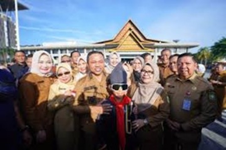 Gubri Abdul Wahid Nobatkan Penari Cilik Viral Pacu Jalur Jadi Duta Pariwisata Riau