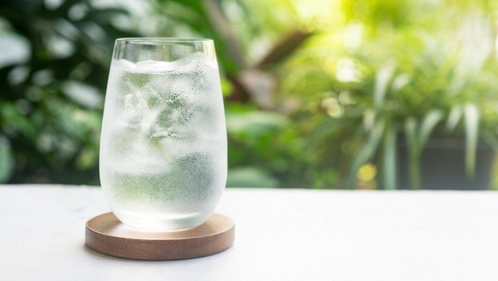 Benarkah Minum Air Dingin Saat Hujan Bisa Picu Masalah Tenggorokan?