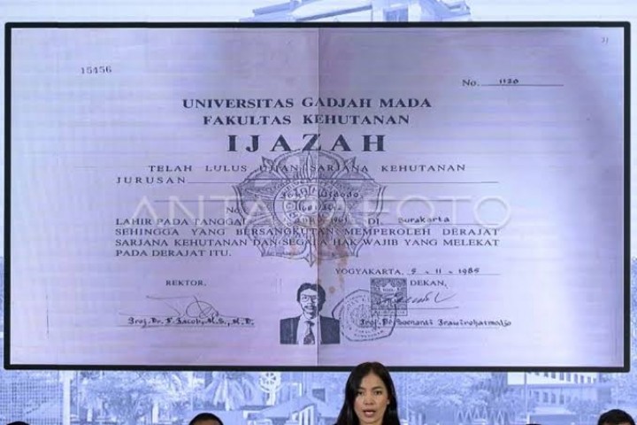 Wajah Tak Cocok dan Nama Gelar Janggal, Roy Suryo Bersikeras Ijazah Jokowi Palsu