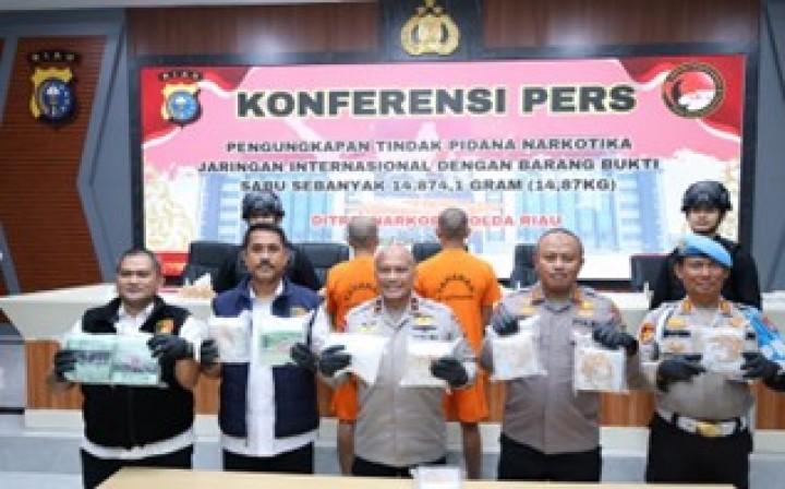 Polda Riau Gagalkan Penyeludupan 15 Bungkus Sabu Senilai Rp14,87 M, Dua Kurir Diringkus