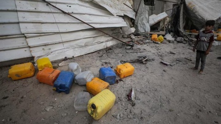 Kebiadaban Israel, Serang Anak-anak Gaza saat Ambil Air di Pengungsian Nuseirat. (X/Foto)
