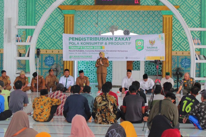 Ratusan Warga Bungaraya Terima Zakat Konsumtif, Bupati Siak: Semoga Tahun Depan Jadi Muzakki