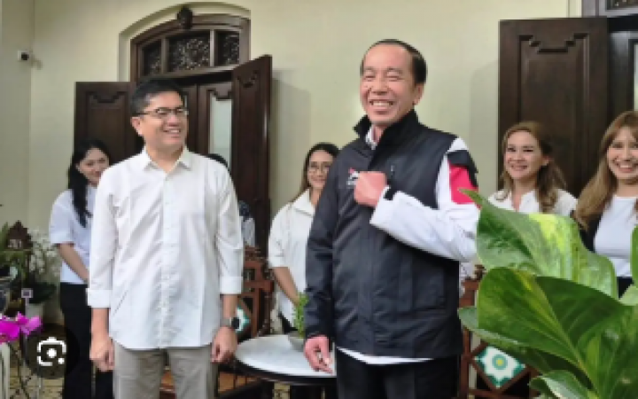 Jokowi Pamer Jaket saat Disukan Jadi Dewan Pembina Partai, PSI: Nantikan Saja Prosesnya 