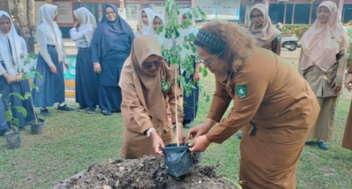 SMPN 3 Bengkalis Terima Bantuan Pohon Taman dari DLH