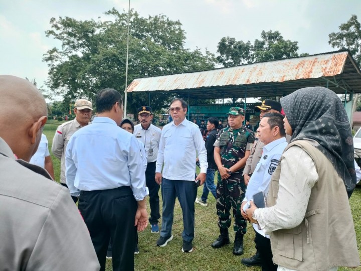 Mentan Tinjau Lahan Sawah di Siak, Tegaskan Kepentingan Petani Harus Diutamakan