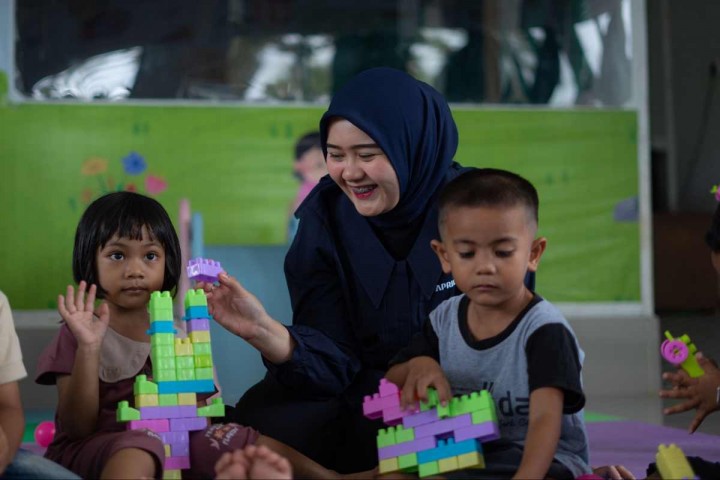 Suasana di daycare di Estate Pelalawan saat putra-putri para pekerja di area operasional fiber PT Riau Andalan Pulp and Paper (RAPP) bermain bersama