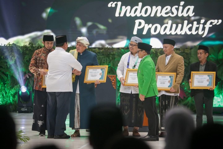 Presiden RI Prabowo Subianto didampingi Ketua Umum PKB Abdul Muhaimin Iskandar menyerahkan penghargaan kepada lima pesantren salafiyah transformatif. Sumber: JPNN