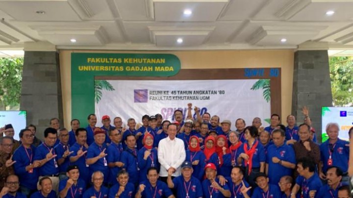 Dokter Tifa Ragukan Peserta Reuni UGM yang di Hadiri Jokowi: Ada Alumni ITB-Calo Bus Terminal. 