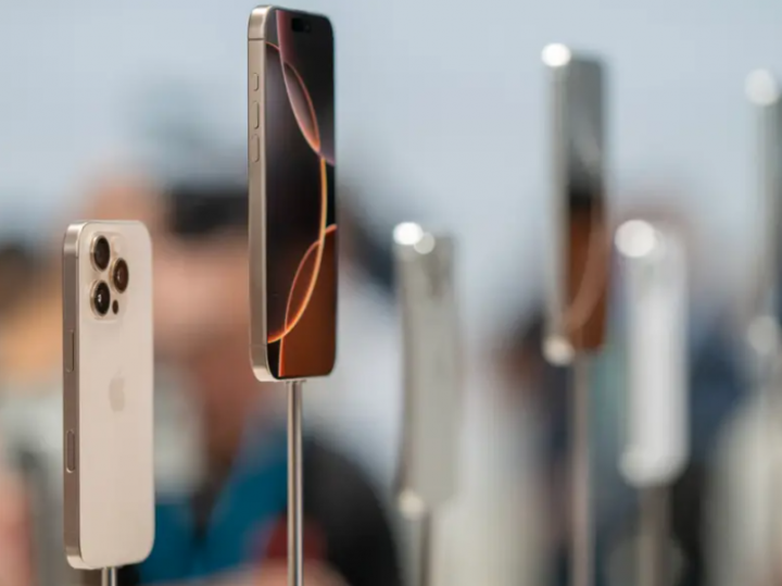 Model Apple iPhone 16 dipamerkan setelah acara It's Glowtime Apple di Cupertino, California, 9 September 2024 /AFP