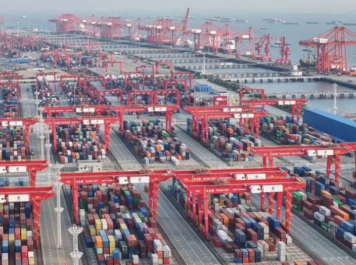 Pemandangan udara pelabuhan Tiongkok /Reuters
