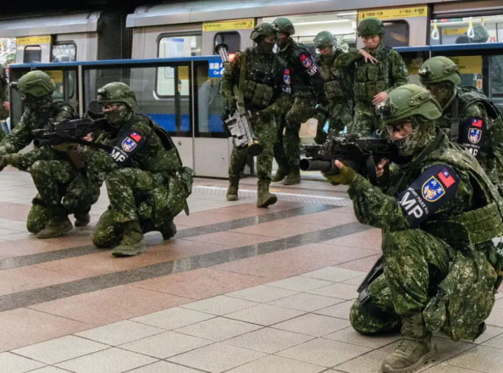 Foto selebaran ini, yang diambil dan dirilis pada 14 Juli 2025 oleh Kementerian Pertahanan Nasional Taiwan, menunjukkan personel militer yang sedang berpartisipasi dalam operasi di sebuah stasiun metro di Taipei sebagai bagian dari latihan tahunan Han Kuang /AFP