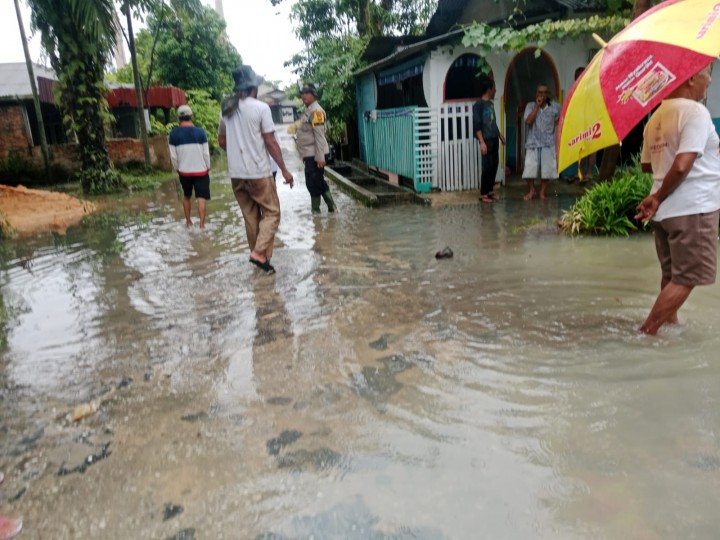 Sigap dan Humanis, Bhabinkamtibmas Polsek Tualang Terjun Bantu Warga Terdampak Banjir