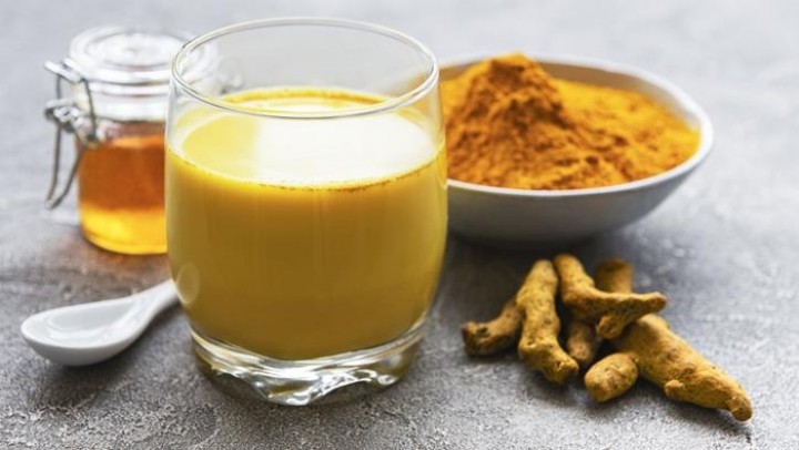 Inilah Waktu Terbaik Minum Teh Kunyit Biar Manfaat Kesehatannya Maksimal