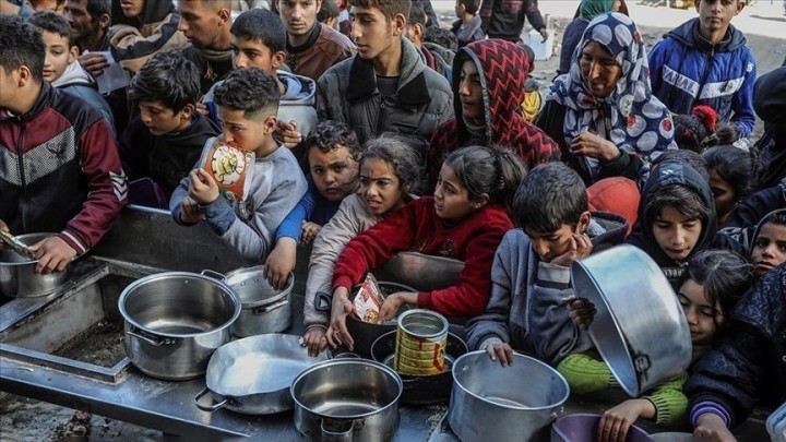 Pilu Kelaparan Akut di Gaza, Italia Kirim Bantuan Kemanusiaan Jalur Udara 