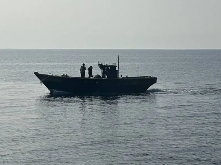 Sebuah perahu kayu yang membawa nelayan Korea Utara melintasi perbatasan laut de facto antara Korea Selatan dan Korea Utara di Laut Timur, yang secara internasional dikenal sebagai Laut Jepang /AFP