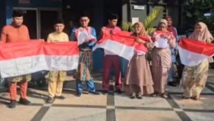 Gelorakan  Kemerdekaan, Bupati Kasmarni Instruksikan PD Bagikan Bendera Merah Putih