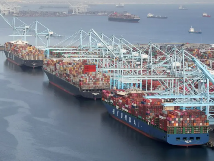 Kontainer pengiriman diturunkan dari kapal di terminal kontainer di kompleks Pelabuhan Long Beach-Pelabuhan Los Angeles di Los Angeles, California, AS, 7 April 2021 /Reuters