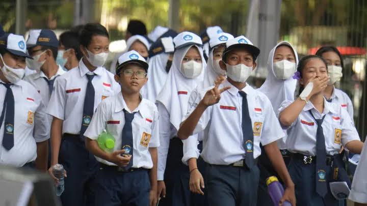 Pemprov Riau Prioritaskan Seragam Sekolah Gratis bagi Siswa Kurang Mampu di Tahap Awal