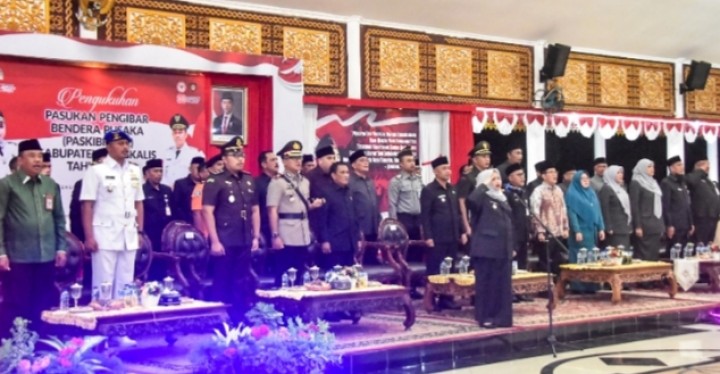 Bupati Bengkalis Kssmarni Kukuhkan Paskibraka HUT RI ke 80
