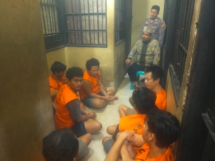 Hari Pertama Menjabat, Kapolsek Kandis Kompol Herman Pelani Sentuh Hati Tahanan Lewat Program Binrohtal