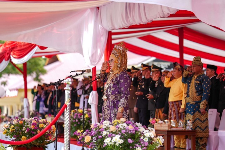 Bupati Siak Pimpin Upacara HUT RI ke-80, Kenakan Pakaian Adat Melayu