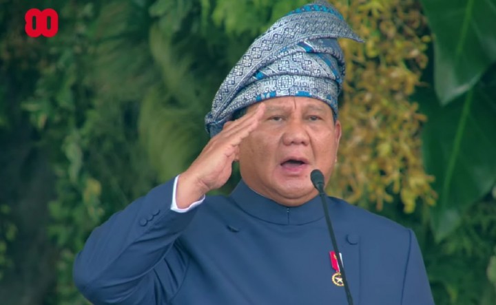 Prabowo Kenakan Tanjak Melayu di Upacara Penurunan Bendera