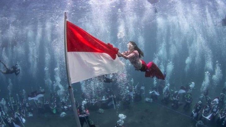 Gubenur Maluku Utara Shertly Tjoanda Kibarkan Merah Putih di Bawah Laut 