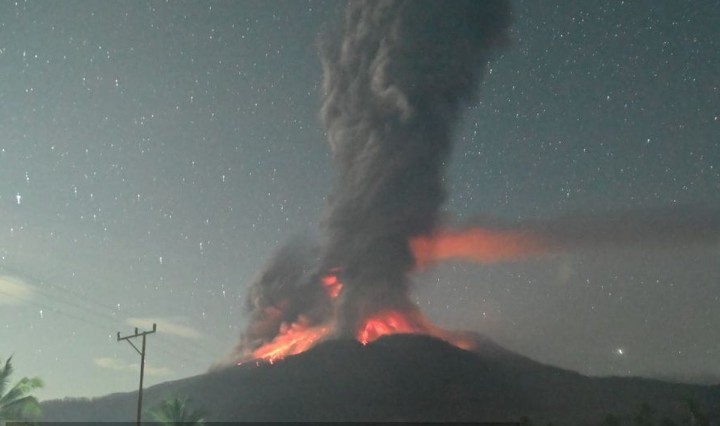Ngeri! Gunung Lewotobi Laki-laki Meletus, Kolom Abu Capai 9.000 Meter 