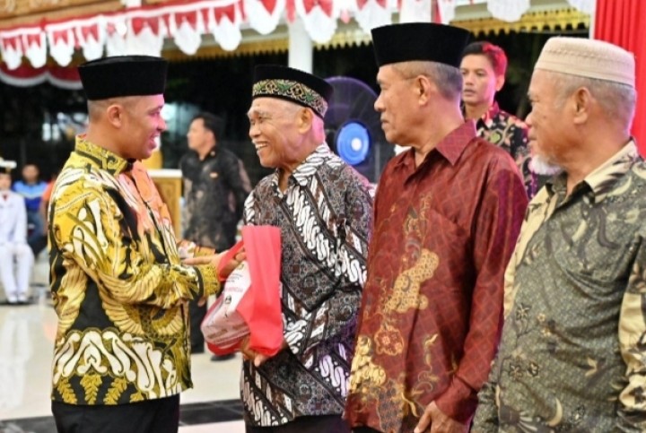 Pejuang Veteran Angkatan 45 Dapat Cendramata Dari Pemkab Bengkalis