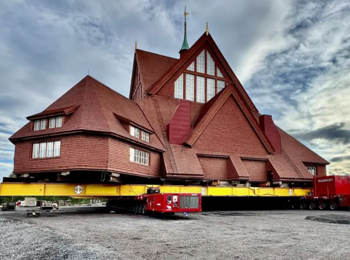 Gereja Swedia Berusia 113 Tahun Dipindahkan Sejauh 3 Mil dengan Roda Karena Ini