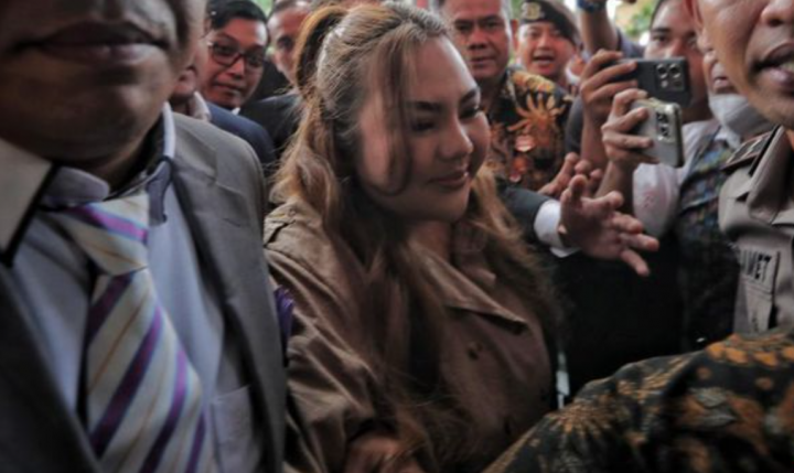 Lisa Mariana Ngaku Dpaat Aliran Dana dari Ridwan Kamil untuk Biaya Hidup Anak. (Tangkapan Layar CNNIndonesia)