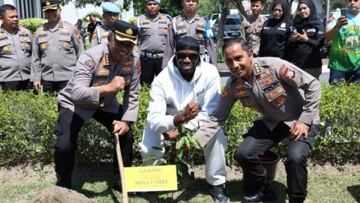 Dukung Green Policing, Rapper AS Melly Mike Tanam Pohon Gaharu di Mapolda Riau